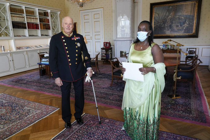 Kong Harald tok imot Rwandas ambassadør Diane Gashumba. (Foto: Terje Bendiksby / NTB)